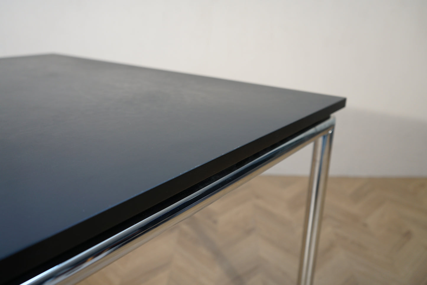 Close up af FourLearning klapbord – sort linoleumsbordplade og detaljer i krom stel