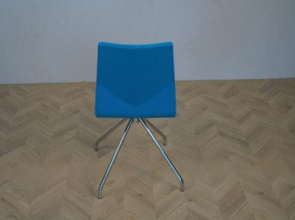 Bagfra visning af Four Design FourOne konferencestol i blå/turkis med fuldpolstret ryg og drejestel.