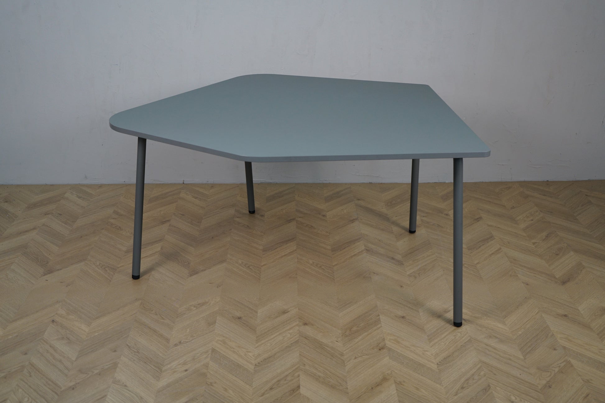 Four Design FourReal 741 Flake bord i grå med sammenklappelige ben og hjul set forfra