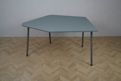 Four Design FourReal 741 Flake bord i grå med sammenklappelige ben og hjul set forfra