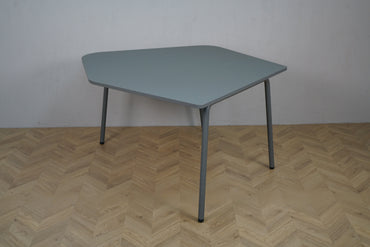 Gråt FourReal 741 Flake bord fra Four Design set fra siden, med sammenklappelige ben og hjul