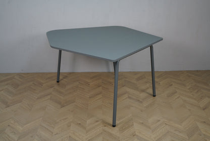 Gråt FourReal 741 Flake bord fra Four Design set fra siden, med sammenklappelige ben og hjul