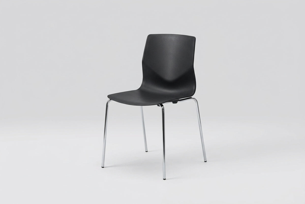 Four Design FourSure 44 mødestol i sort plast med kromstel set forfra. Stabelbar konferencestol og kantinestol.