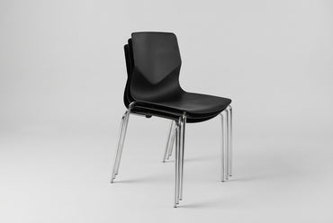 Stabelbare Four Design FourSure 44 mødestole i sort plast med kromstel, ideelle til mødelokaler og kantiner.