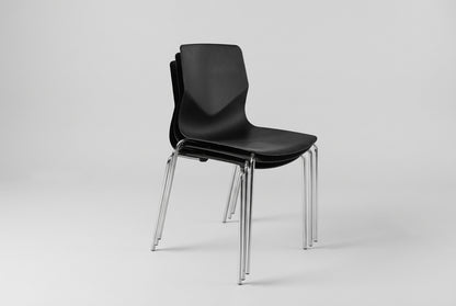 Stabelbare Four Design FourSure 44 mødestole i sort plast med kromstel, ideelle til mødelokaler og kantiner.