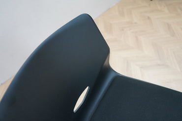 Close-up af polstret sæde og gribehul på Four Design FourSure 44 stol