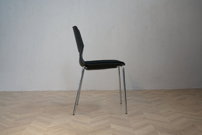 Four Design FourSure 44 stol set fra siden med krom ben og sort sæde