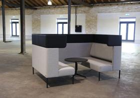 Four Design FourUs Booth sofa og bord set forfra i grå Fame stof med sort laminatbord – moderne akustikmøbel til kontor og lounge