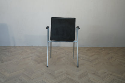 Four Design G2 konferencestol i mørkegråt stof set bagfra med fuldpolstret ryg og stel i børstet stål.