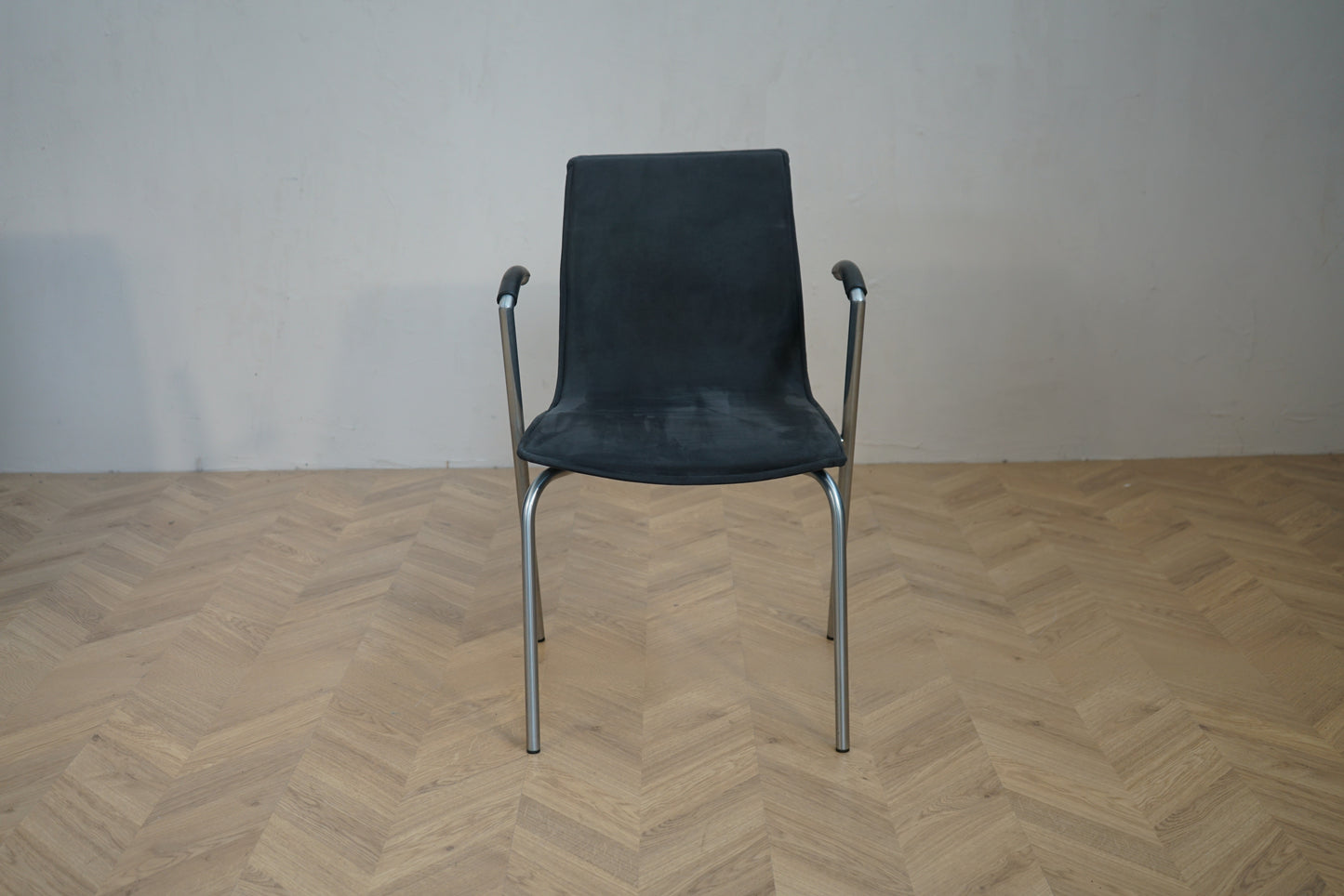 Four Design G2 konferencestol i mørkegråt stof med armlæn og stel i børstet stål set forfra.