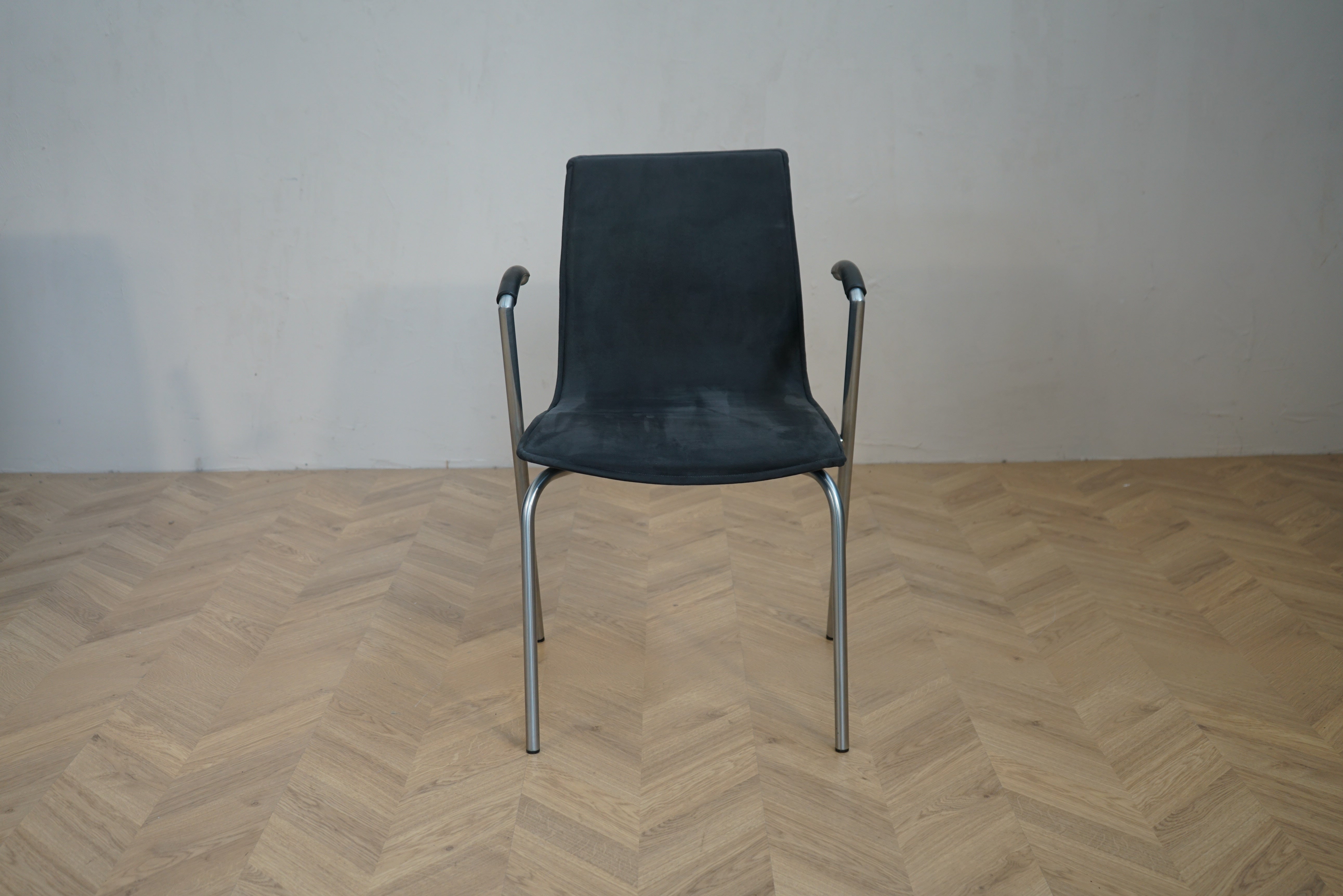Four Design G2 konferencestol i mørkegråt stof med armlæn og stel i børstet stål set forfra.