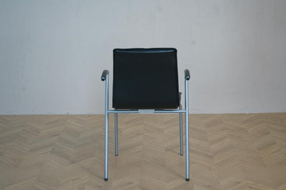 Bagfra visning af Four Design G2 konferencestol i sort læder med fleksibelt rygstøtte og gråt stel.