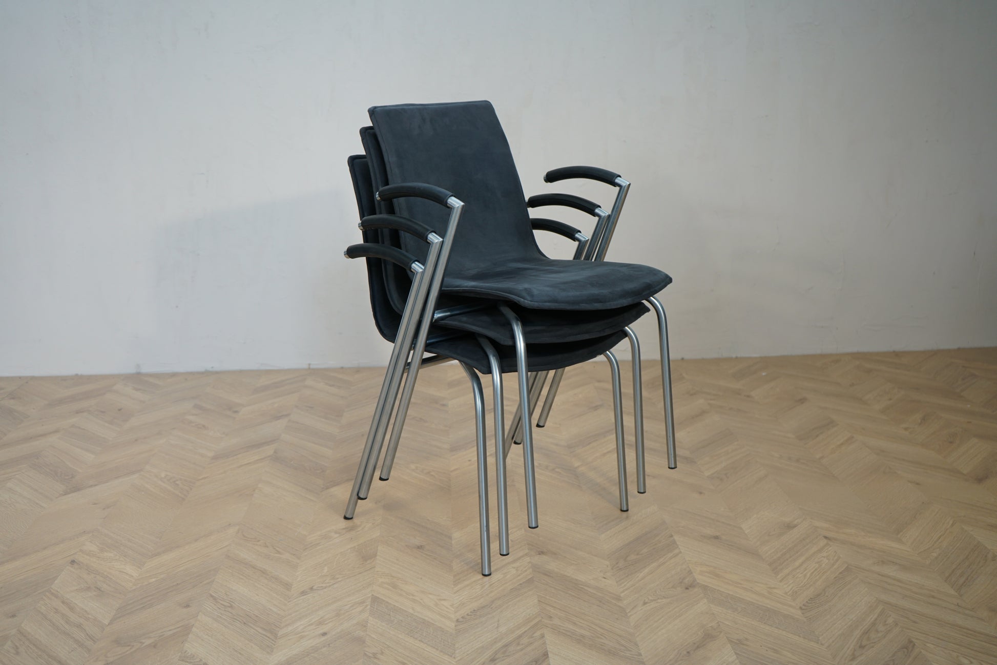 Stablede Four Design G2 konferencestole i mørkegråt stof med armlæn og stel i børstet stål.