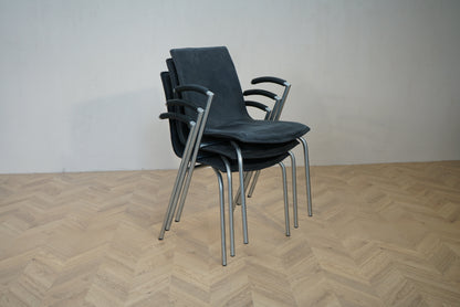 Stablede Four Design G2 konferencestole i mørkegråt stof med armlæn og stel i børstet stål.