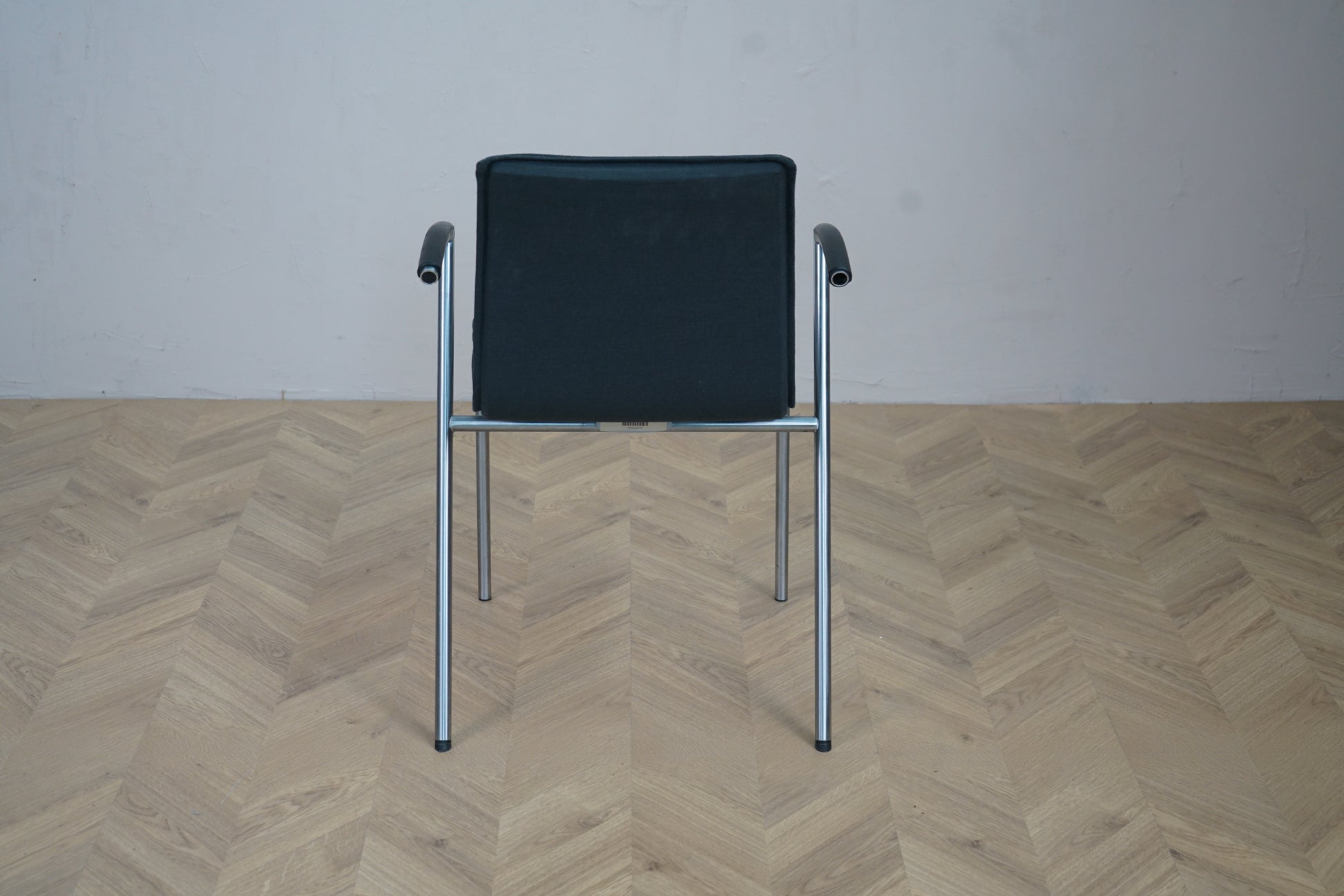 Bagfra billede af Four Design G2 konferencestol i mørkegrå med stel i gråt stål