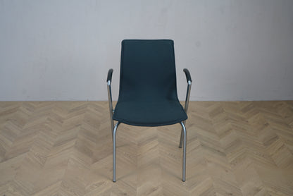 Frontbillede af Four Design G2 stabelbar konferencestol i mørkegrå med fleksibelt sæde og ryg