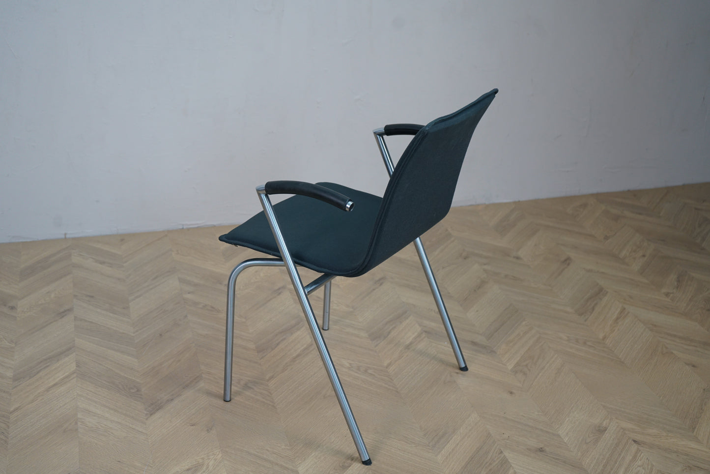 Skråbillede af Four Design G2 stabelbar konferencestol i mørkegrå med komfortabelt sæde og ryg