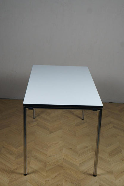 Sideprofil af Four Design kantinebord med hvid bordplade og krom ben, 120x70 cm – robust og stilrent bord til fællesområder.