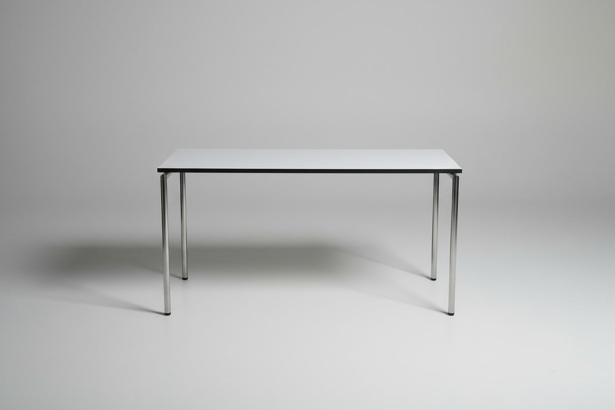 Four Design kantinebord med hvid laminat bordplade og krom stel set forfra – 140x70 cm