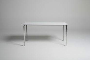 Four Design kantinebord med hvid laminat bordplade og krom stel set forfra – 140x70 cm