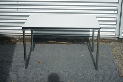 Four Design kantinebord med hvid laminat bordplade og krom stel set forfra – 120x80 cm