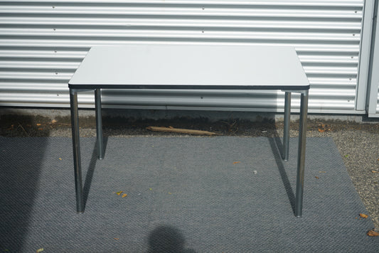 Four Design kantinebord med hvid laminat bordplade og krom stel set forfra – 120x80 cm