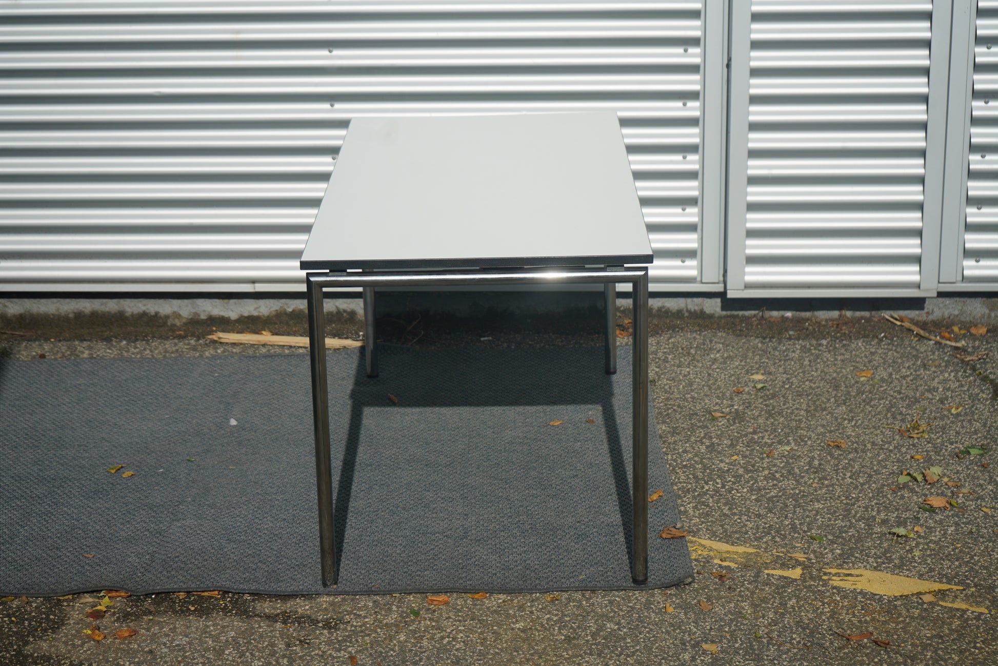 Four Design spisebord / kantinebord set fra siden – hvid laminatplade med kromben, 140x70 cm