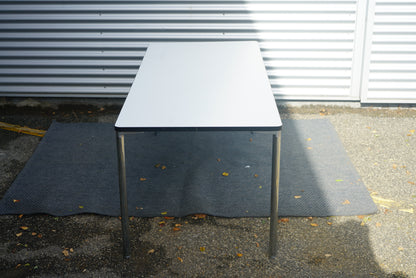Four Design spisebord / kantinebord i hvid laminat og krom stel set fra siden – 180x80 cm