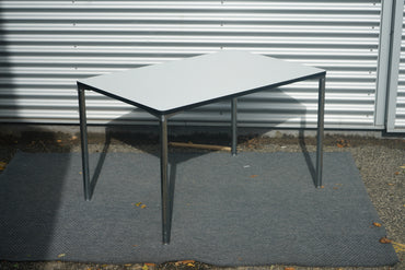 Four Design spisebord i hvid laminat med krom stel set fra skrå vinkel – moderne og funktionelt design