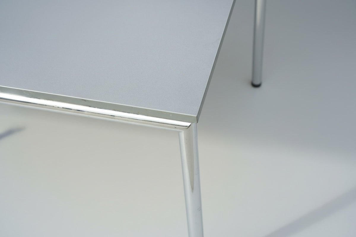 Close up af Four Design klapbord med grå laminatplade og forkromet stålstel