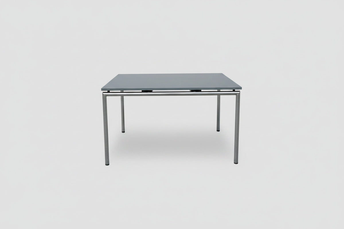 Four Design klapbord 125x125 cm med grå laminatplade og krom stel set forfra