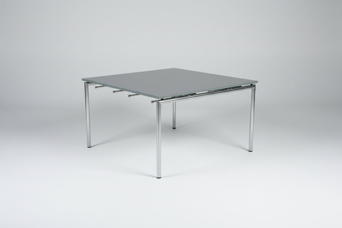 Four Design klapbord 125x125 cm i grå laminat med krom stel set skråt