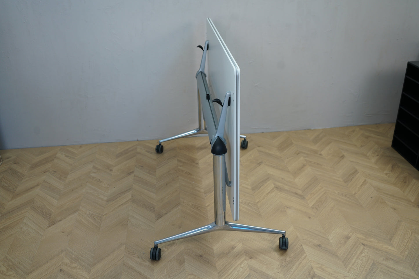 Four Design klapbord på hjul 140x80 cm i hvid – frontvisning af sammenklappet bord, ideelt til fleksible arbejdsrum.