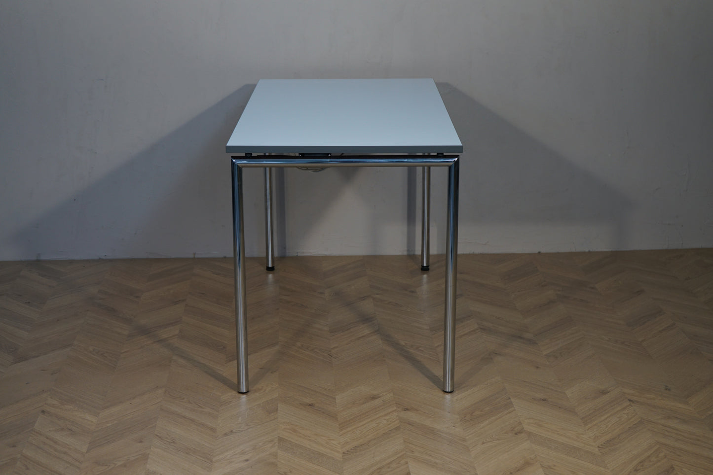 Four Design kantinebord med klapfunktion og krom stel set fra siden
