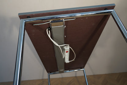 Four Design klapbord med stikdåse monteret under bordpladen
