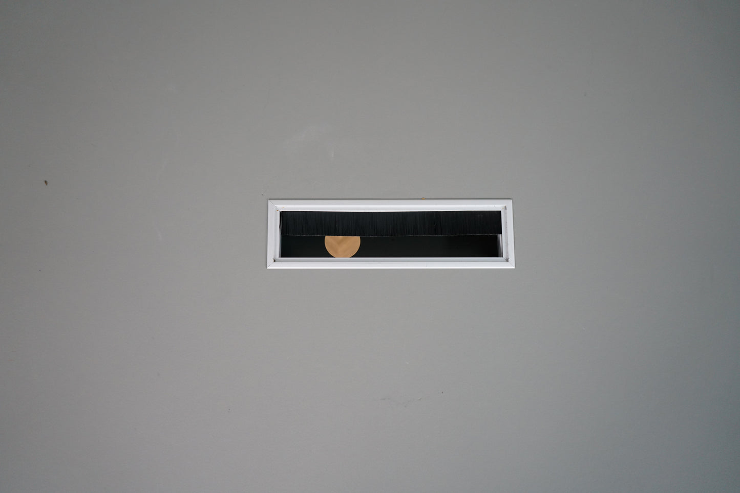 Kabelgennemføring i Four Design mødebord med grå laminat bordplade