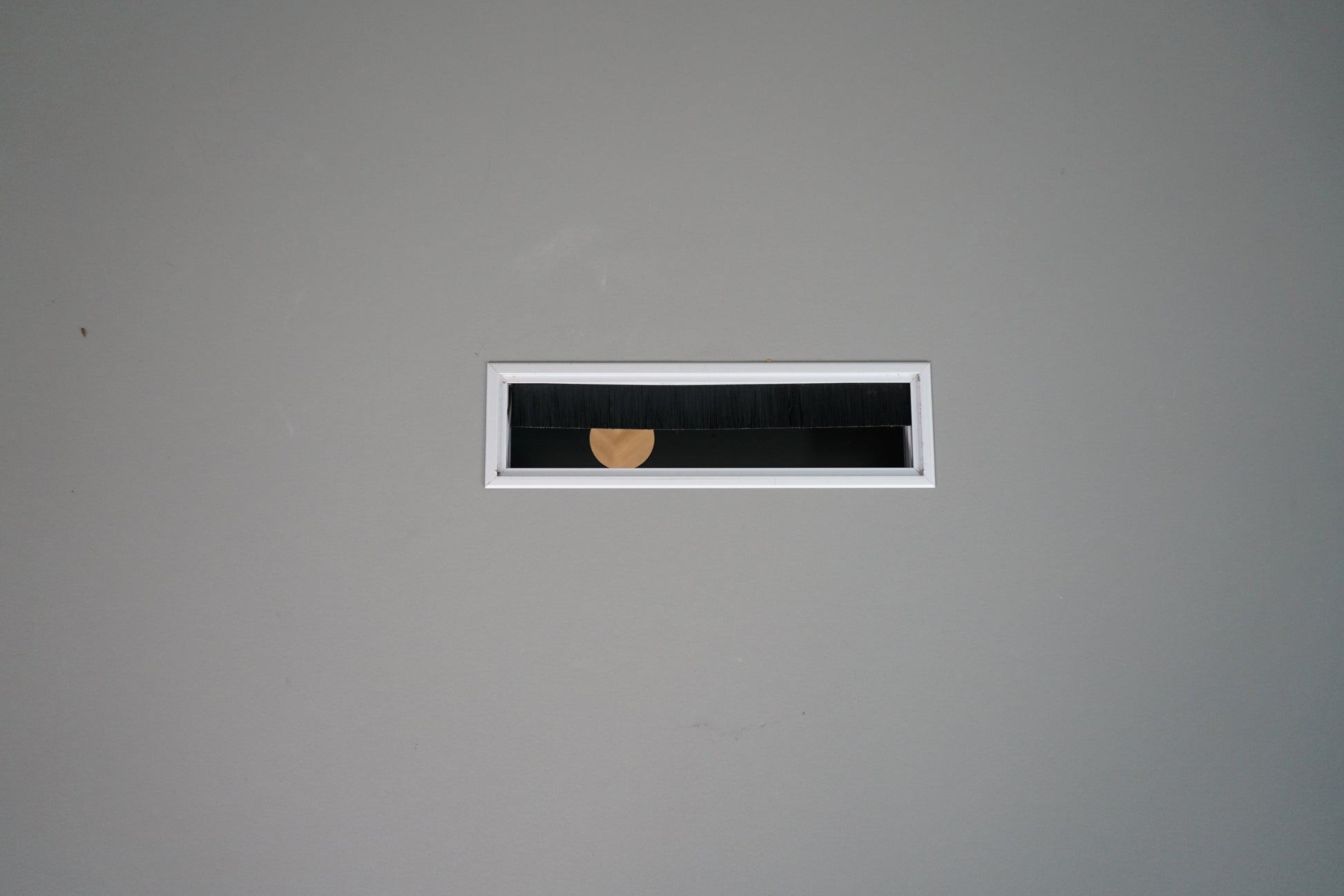 Kabelgennemføring i Four Design mødebord med grå laminat bordplade