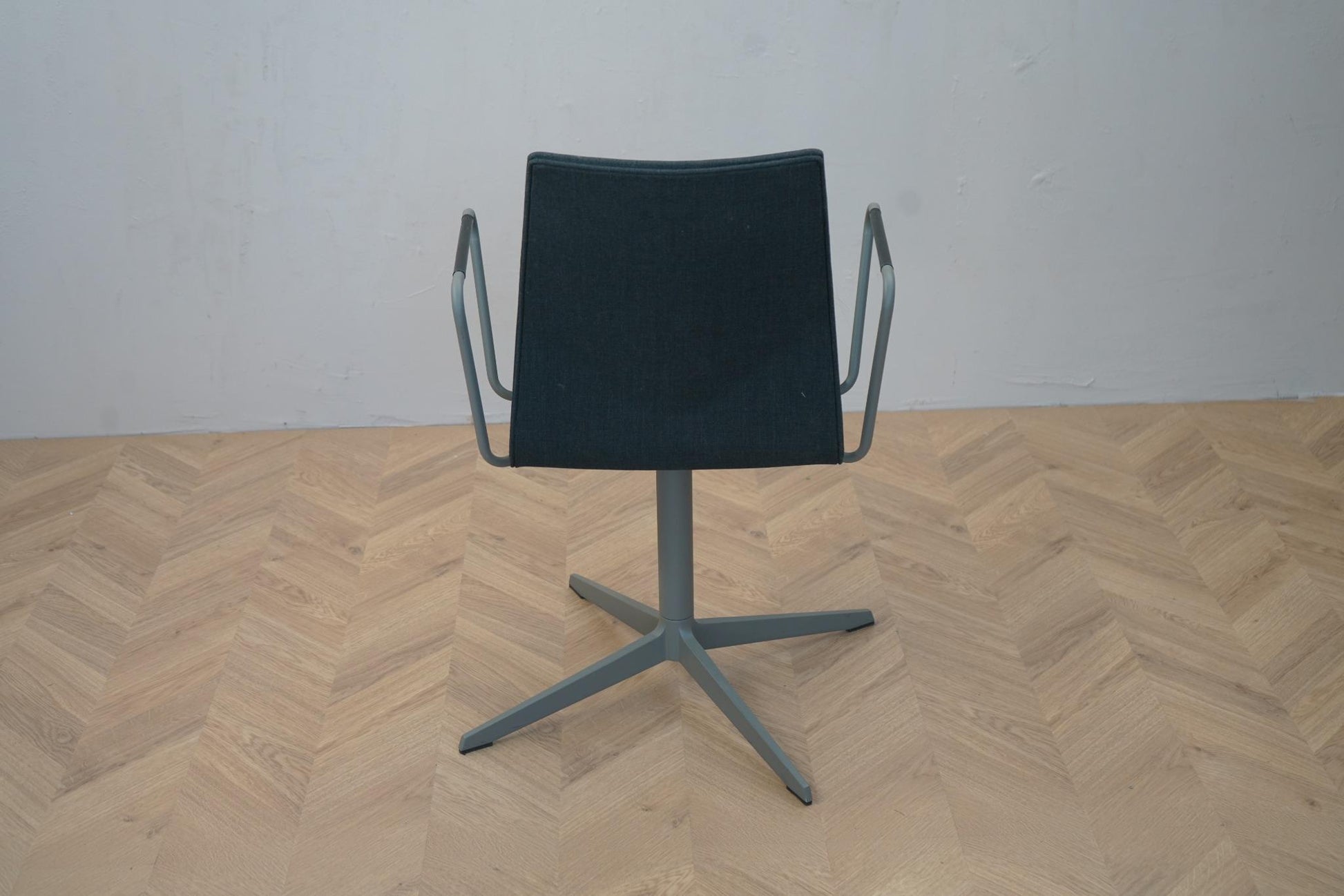 Bagfra billede af Four Design mørkegrå konferencestol – fuldpolstret med ergonomisk rygstøtte