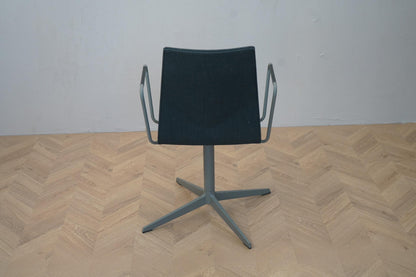 Bagfra billede af Four Design mørkegrå konferencestol – fuldpolstret med ergonomisk rygstøtte