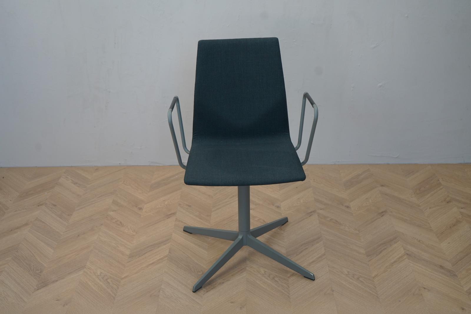 Four Design mørkegrå konferencestol set forfra – ergonomisk og robust dansk design