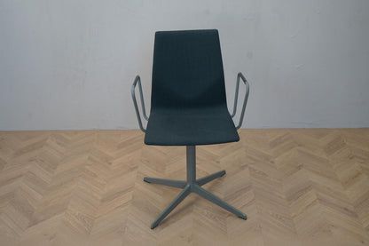 Four Design mørkegrå konferencestol set forfra – ergonomisk og robust dansk design