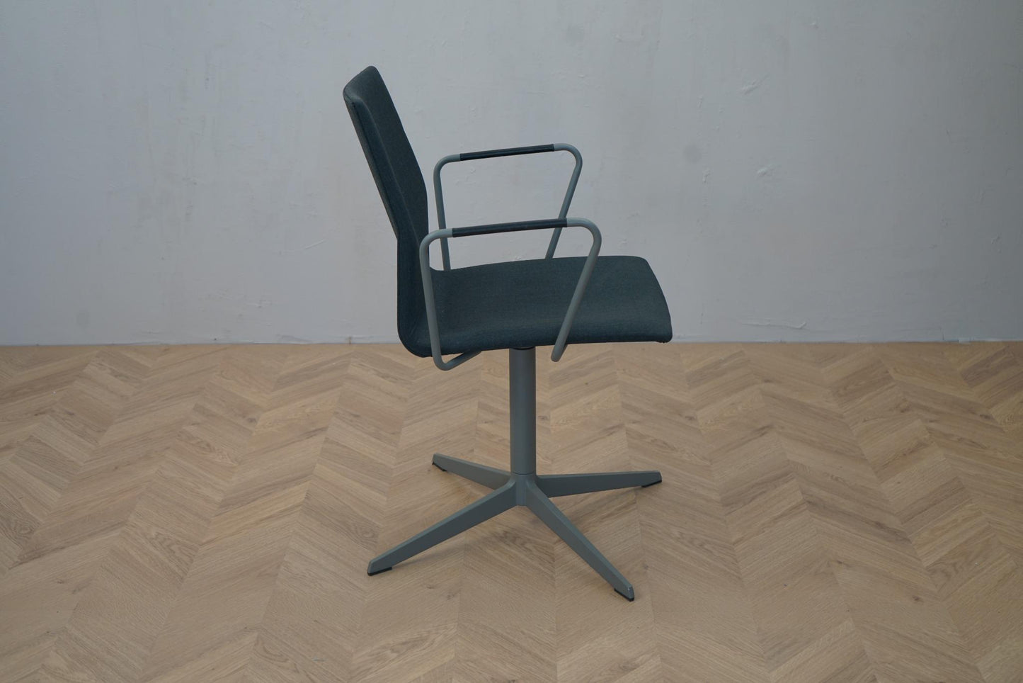 Sidevisning af Four Design mørkegrå konferencestol med fleksibelt V-ryglæn og drejestel