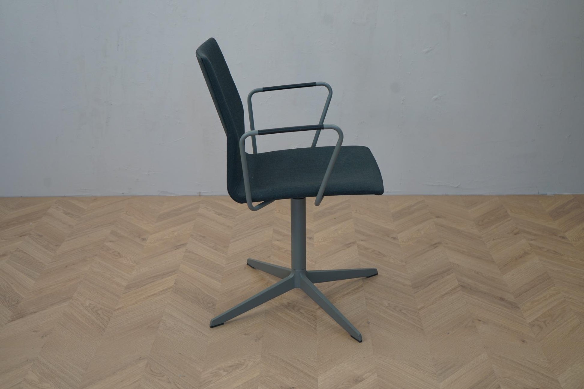 Sidevisning af Four Design mørkegrå konferencestol med fleksibelt V-ryglæn og drejestel