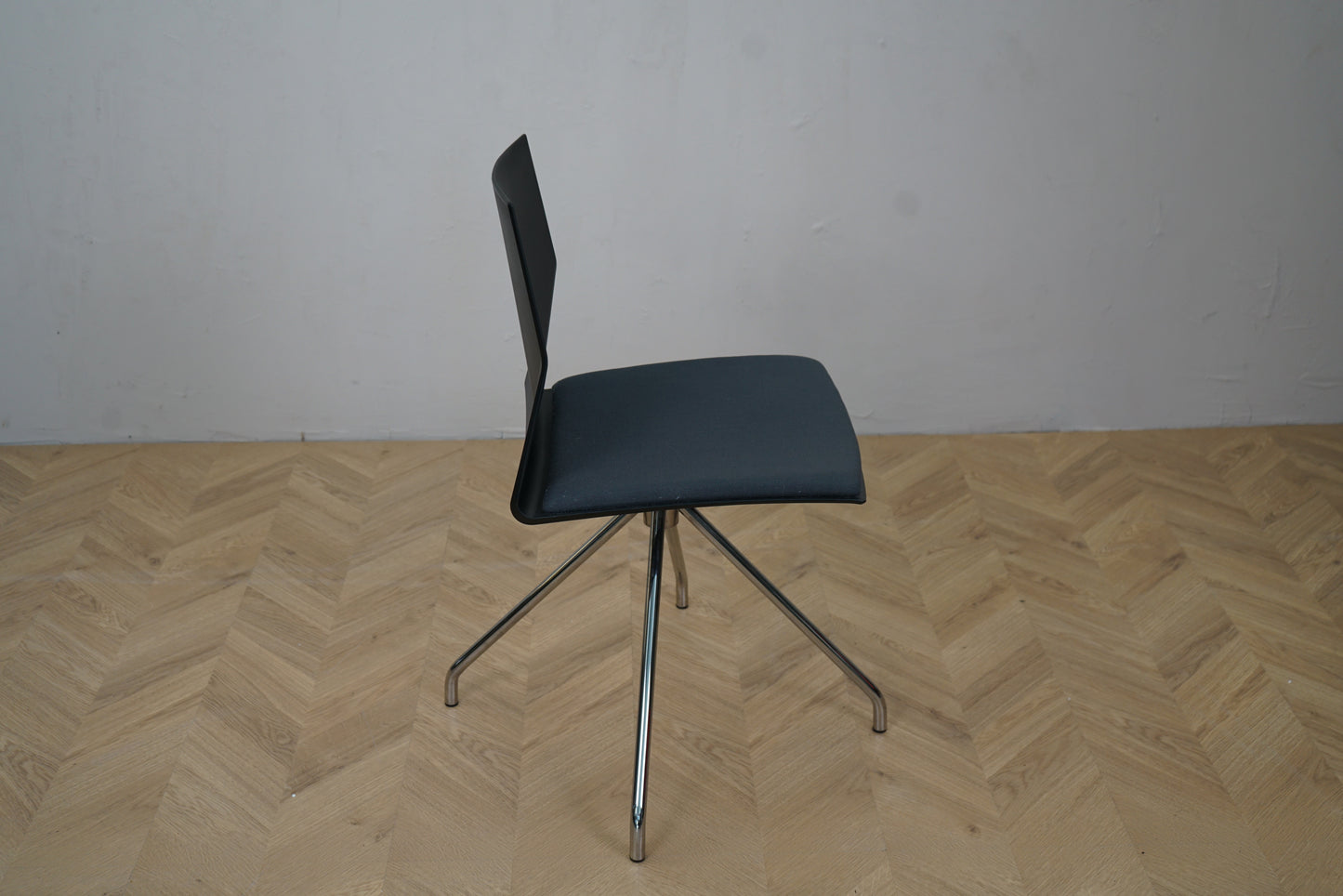 Sidebillede af Four Design polstret stol sort/grå med ergonomisk V-formet ryglæn