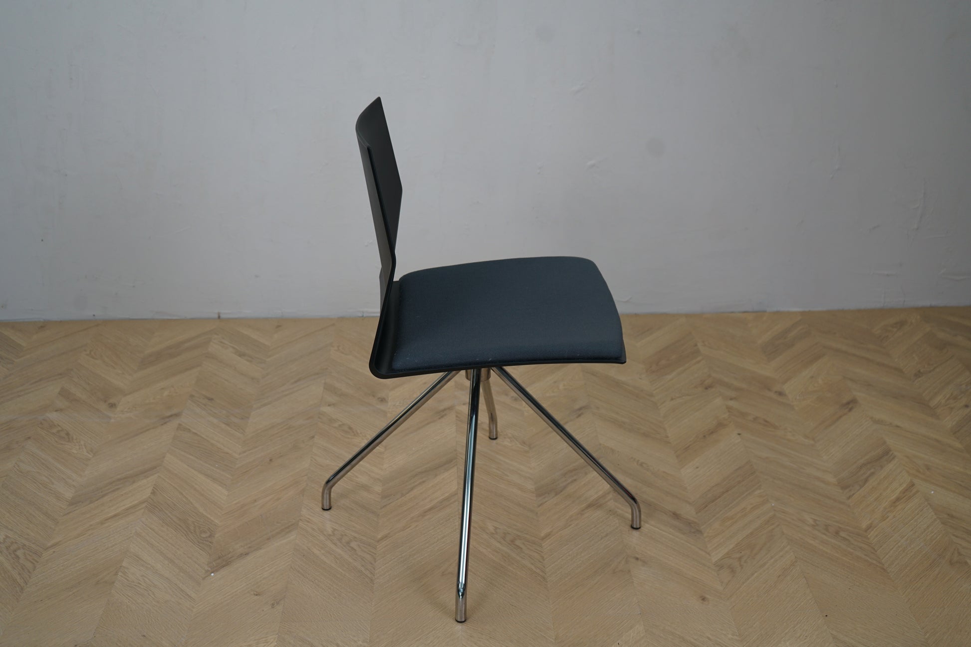 Sidebillede af Four Design polstret stol sort/grå med ergonomisk V-formet ryglæn
