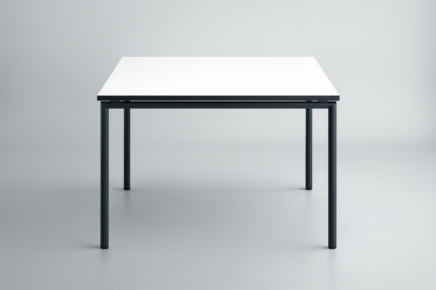 Four Design spisebord/kantinebord 120x80 cm med hvid laminat bordplade og sort metalstel, set direkte forfra.