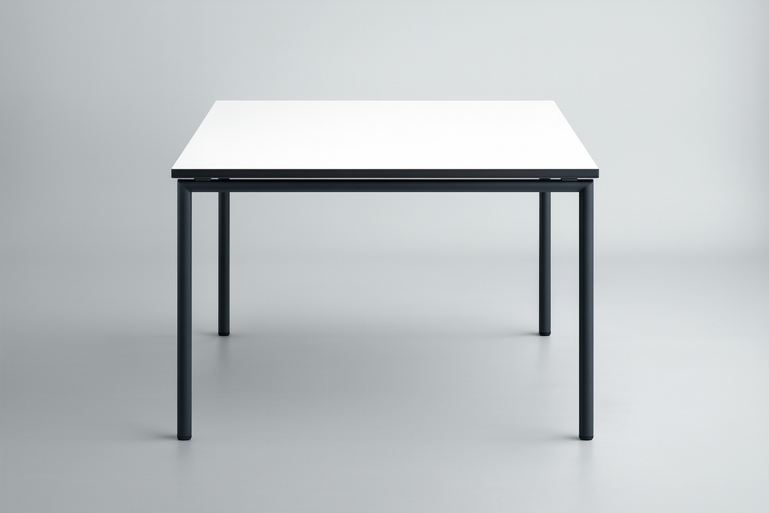 Four Design spisebord/kantinebord 120x80 cm med hvid laminat bordplade og sort metalstel, set direkte forfra.