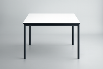 Four Design spisebord/kantinebord 120x80 cm med hvid laminat bordplade og sort metalstel, set direkte forfra.