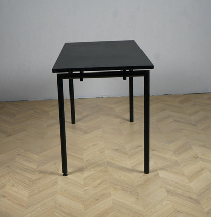 Four Design spisebord i sort linoleum 210x60 cm set fra siden – stilrent kantine- og klasseværelsesbord.