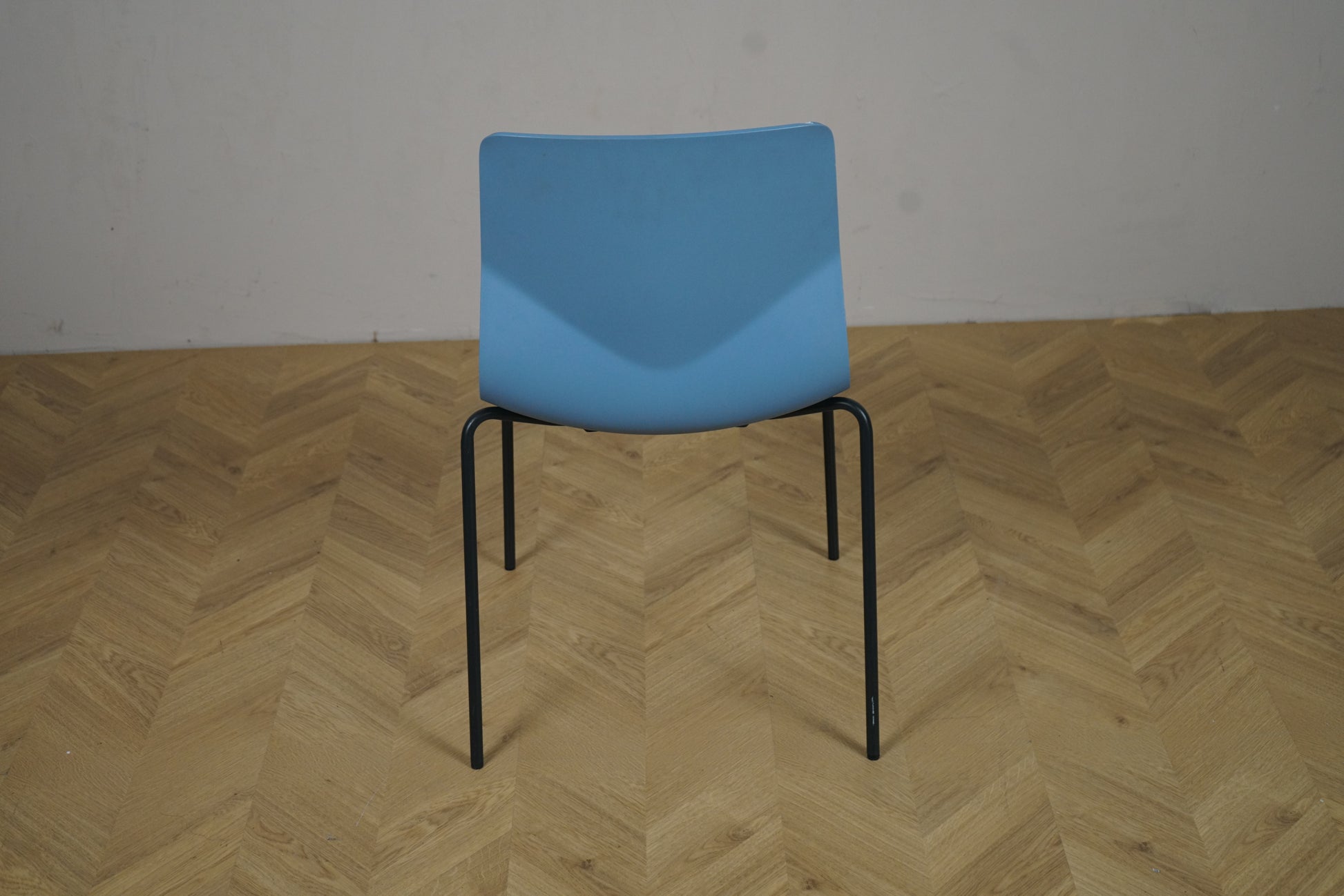 FourSure 44 konferencestol turkis med sorte ben set bagfra